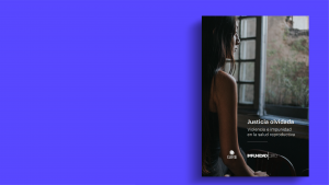 Portada del libro "Justicia Olvidada: violencia e impunidad en la salud reproductiva" que GIRE realizó en colaboración con Impunidad Cero. Está ilustrada con la fotografía de una mujer que desde su perfil izquierdo mira una ventana abierta, del otro lado de la ventana hay un patio.