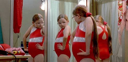 Little Miss sunshine viendo su cuerpa