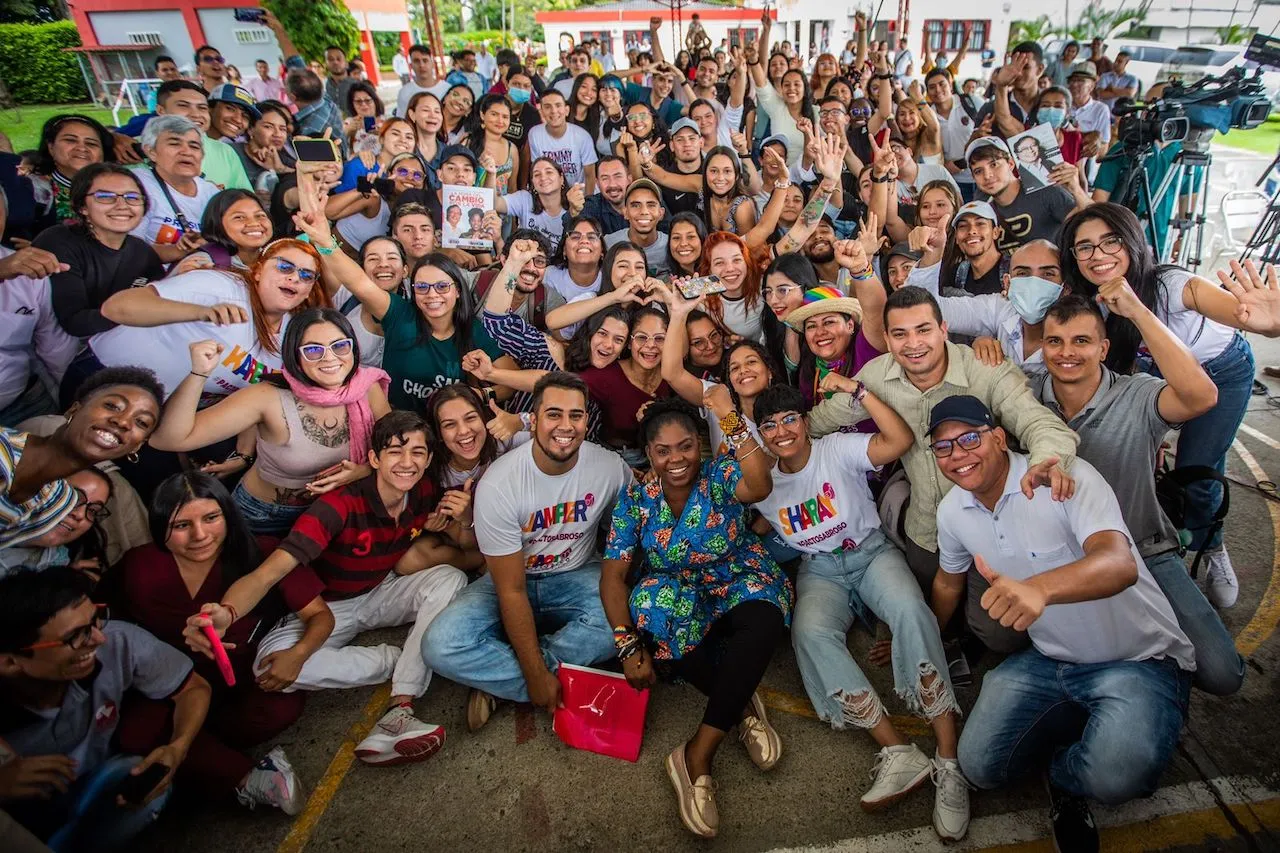 Francia Márquez con gente apoyándola detrás