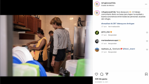 Fotografía en Instagram de Refugio Casa Frida. Dos personas cocinan y otra persona espera su comida. Se les nota sonrientes. 